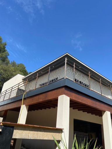 Terrasse aménagée et stylisée avec garde corps sur mesure